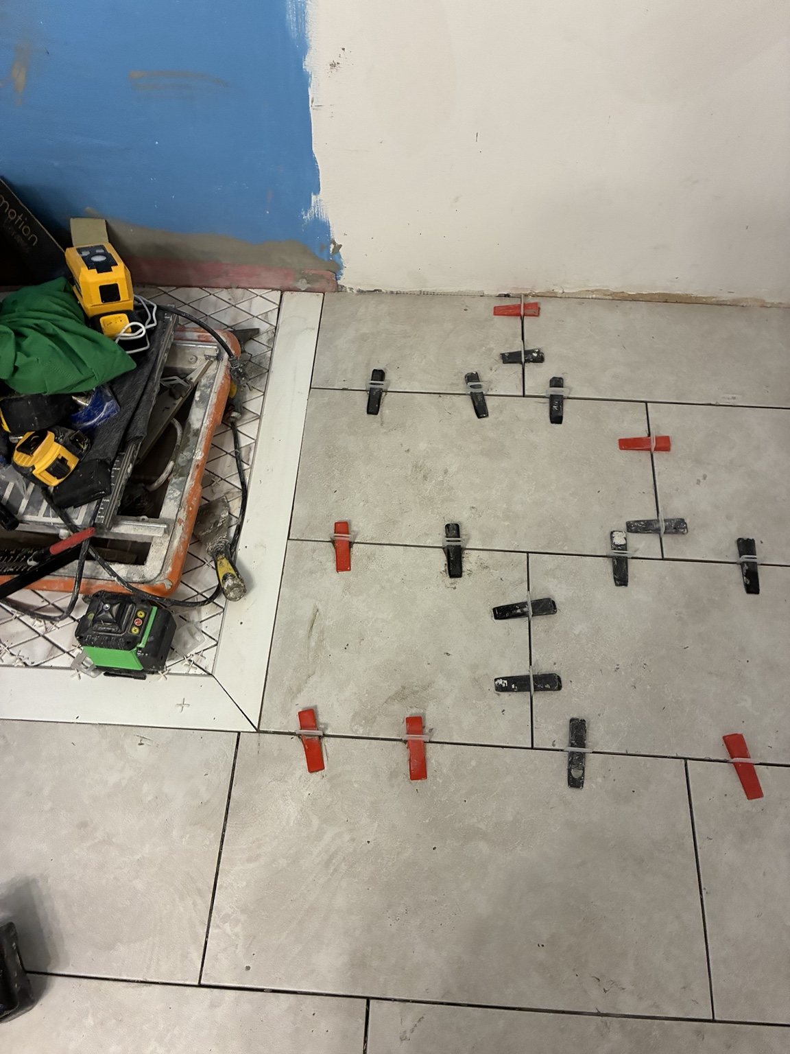 Bathroom floor tile installation with leveling clips